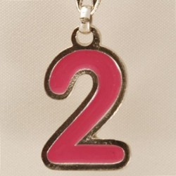 2 Yaş Figürlü Pembe Metal Anahtarlık