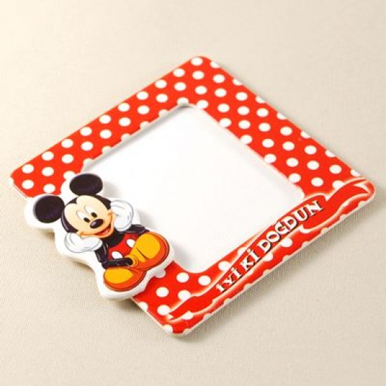 İyiki Doğdun Oturan Mickey Mouse Kırmızı Üzerine Beyaz Puantiyeli Magnetli Fotoğraf Çerçevesi