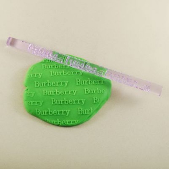 Burberry Yazı Desenli Akrilik Kalem Merdane 21 Cm