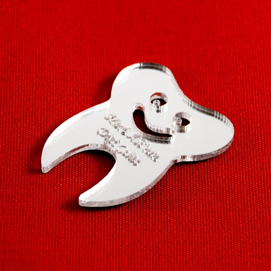 Diş Şeklinde İsim Yazılan Pleksi Ayna