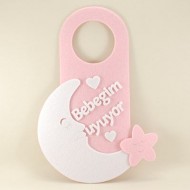 Bebeğim Uyuyor Pembe Keçe Kapı Süsü 20.5x31.5 cm